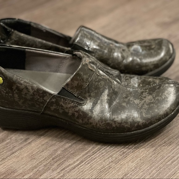 Dansko Work Wonders Size 39 or Women’s Size 8 shoe in Coral Marble Patent Grey. - Picture 4 of 5